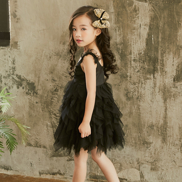 O rochie eterica pentru copii din sifon, cu decolteu O si tul in negru