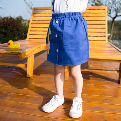 Fusta moderna pentru copii cu aplicatie colorata si nasturi in doua culori