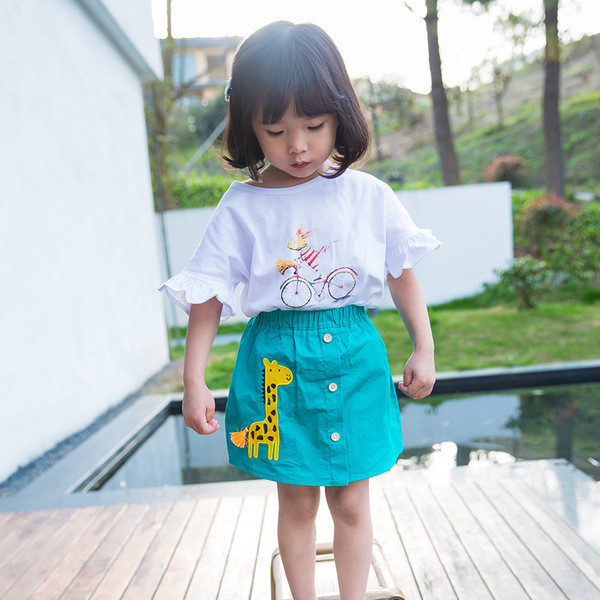 Fusta moderna pentru copii cu aplicatie colorata si nasturi in doua culori