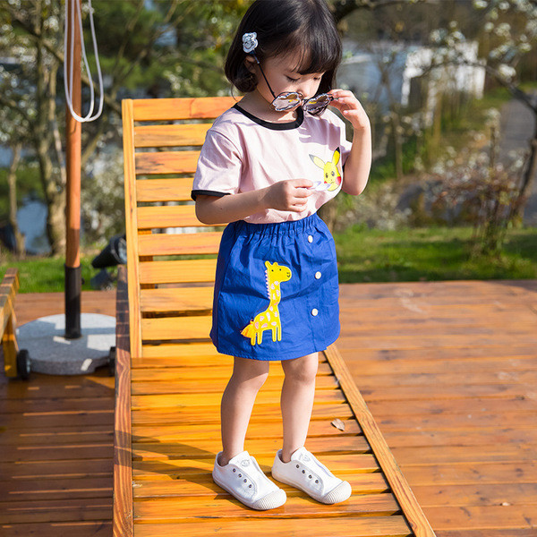 Fusta moderna pentru copii cu aplicatie colorata si nasturi in doua culori