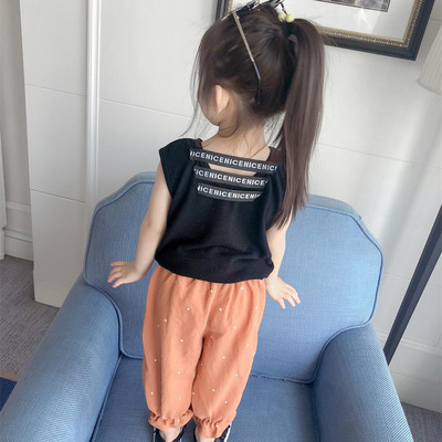 Tricou pentru o fată cu inscripții în negru și roșu