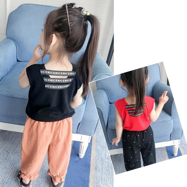 Tricou pentru o fată cu inscripții în negru și roșu