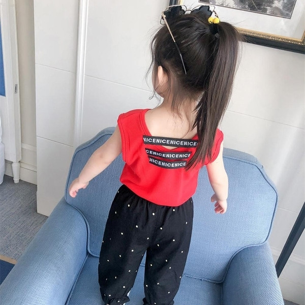 Tricou pentru o fată cu inscripții în negru și roșu