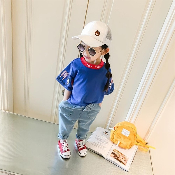 Tricou pentru copii modern pentru o fată cu aplicații și inscripție în alb și albastru