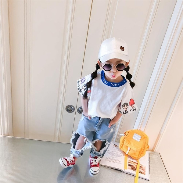 Tricou pentru copii modern pentru o fată cu aplicații și inscripție în alb și albastru