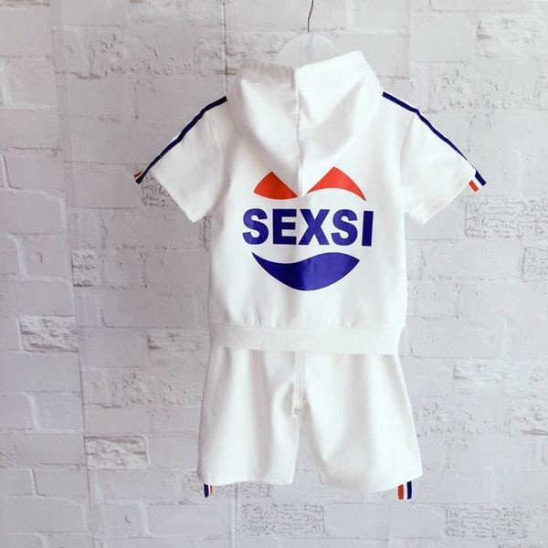 Set de vara copii pentru baieti in doua parti - tricou cu maneci scurte, gluga si inscription + pantaloni scurti cu margine - doua culori