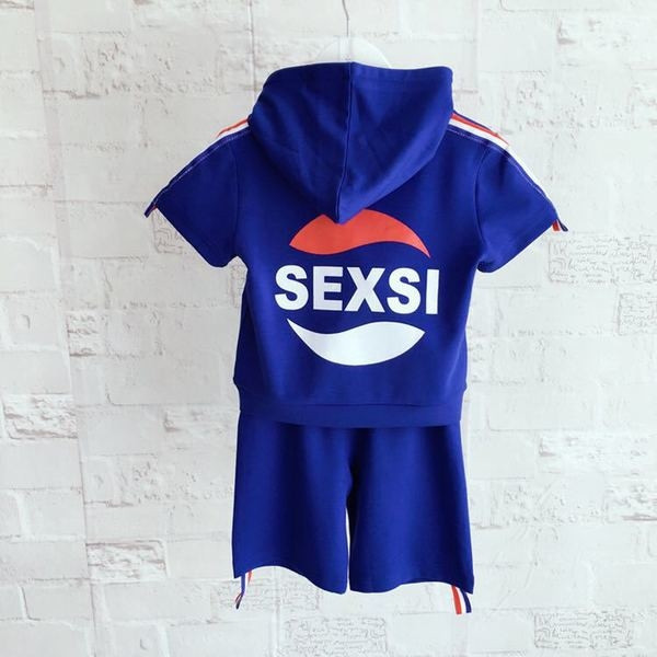 Set de vara copii pentru baieti in doua parti - tricou cu maneci scurte, gluga si inscription + pantaloni scurti cu margine - doua culori