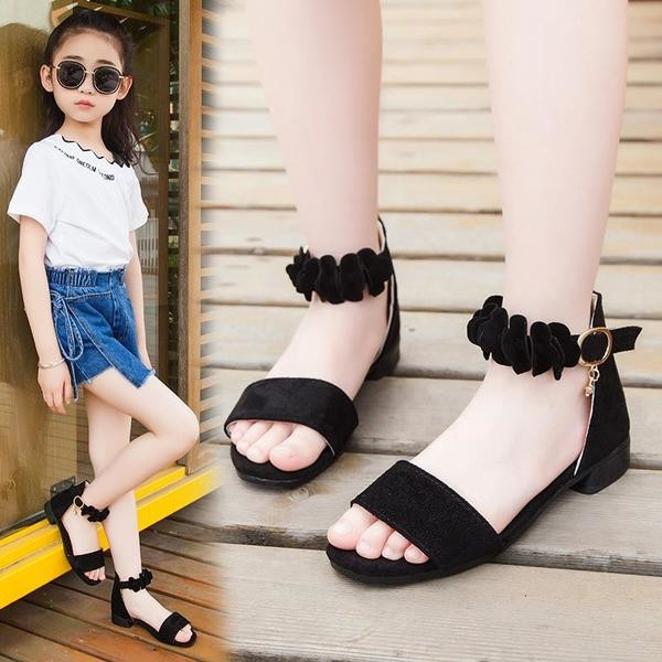 Μοντέρνα παιδικά σανδάλια κατάλληλα για τη καθημερινή ζωή