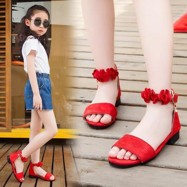 Μοντέρνα παιδικά σανδάλια κατάλληλα για τη καθημερινή ζωή