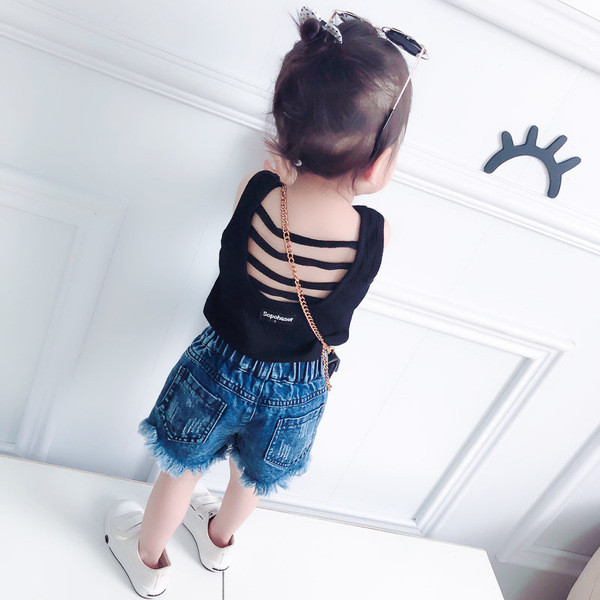 Maiou zilnic pentru copii pentru o fetiță cu bretele largi și un decupat în mai multe culori