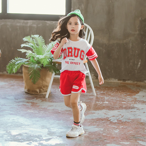 Set sport din bumbac pentru fete inclusiv - tricou cu inscriptie si maneci scurte + pantaloni scurti