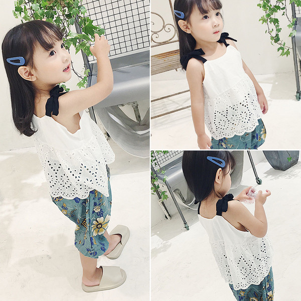 Παιδικό μοντέρνο λευκό μπλουζάκι με δαντέλα και μαύρα κορδόνια