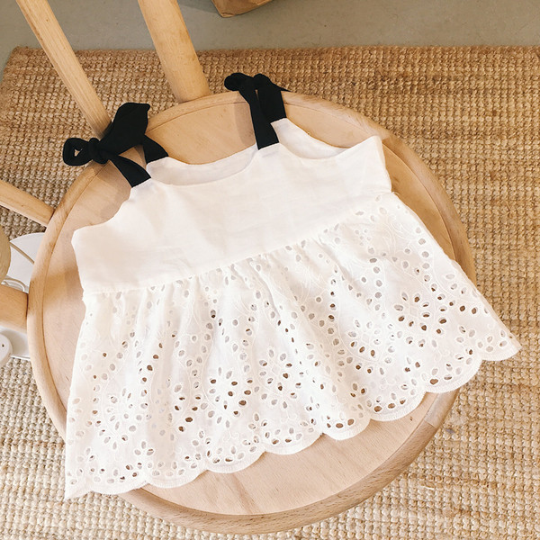 Παιδικό μοντέρνο λευκό μπλουζάκι με δαντέλα και μαύρα κορδόνια