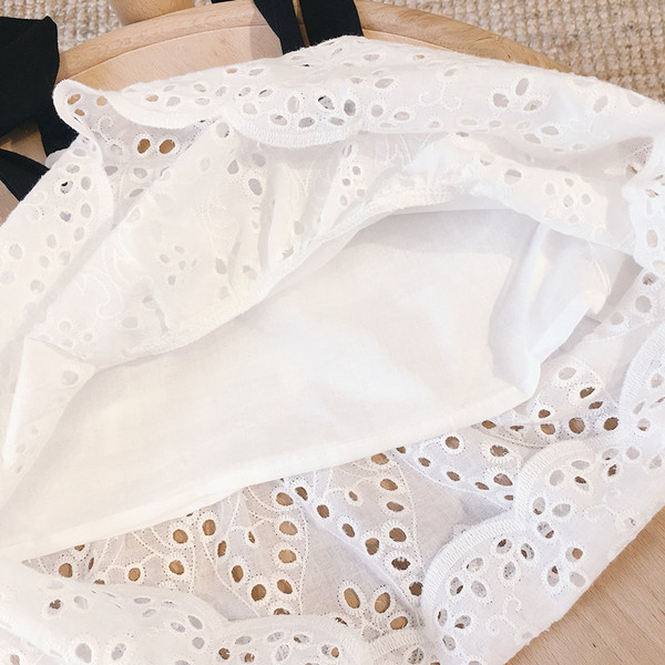 Παιδικό μοντέρνο λευκό μπλουζάκι με δαντέλα και μαύρα κορδόνια