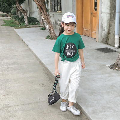 Tricou pentru copii modern pentru o fata cu spatele deschis si imprimeu in doua culori