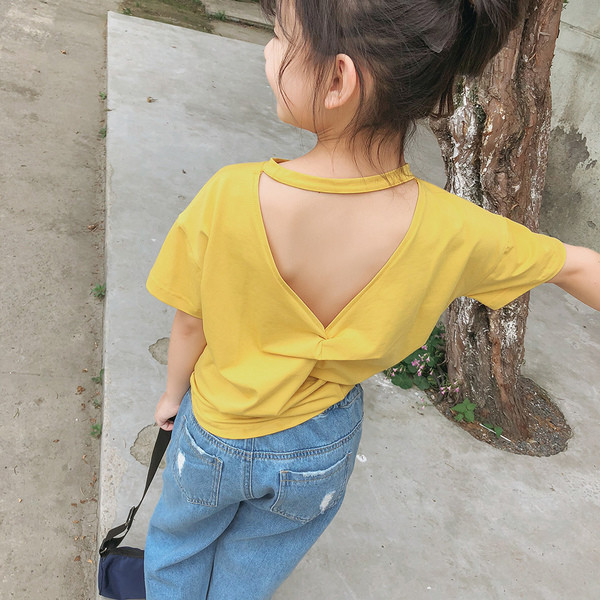 Tricou pentru copii modern pentru o fata cu spatele deschis si imprimeu in doua culori