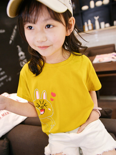 Tricou zilnic pentru copii pentru o fata cu aplicatie in doua modele