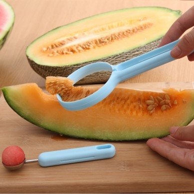 Практичен комплект от 2 части включващ пластмасов нож и лъжица за плодове