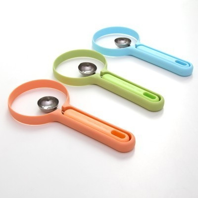 Set practic din 2 piese, inclusiv un cutit de plastic si o lingura de fructe