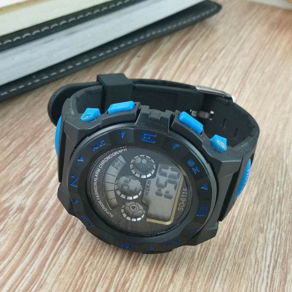 Ceas sport zilnic in mai multe culori potrivite pentru femei si barbati