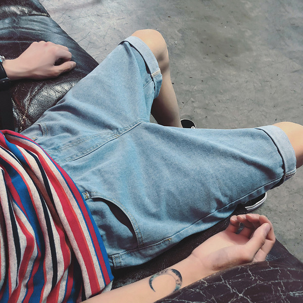 Pantaloni scurți pentru bărbați de culoare deschisă