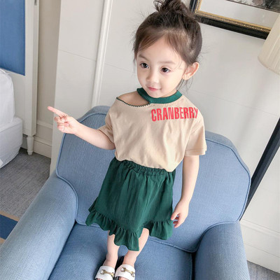 Set copii pentru fete care include o fustă și o bluză cu mâneci scurte și o inscripție