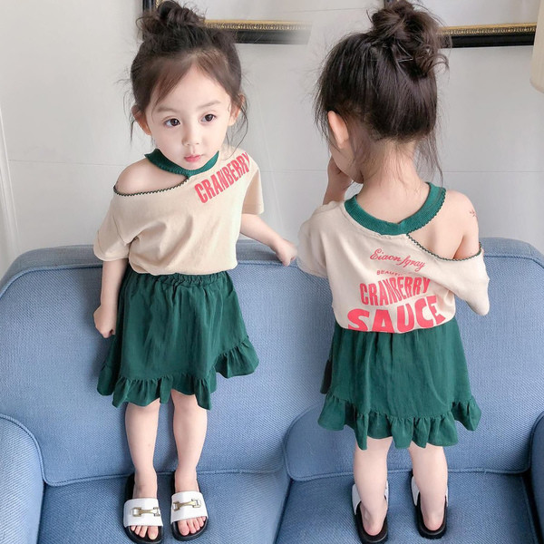 Set copii pentru fete care include o fustă și o bluză cu mâneci scurte și o inscripție