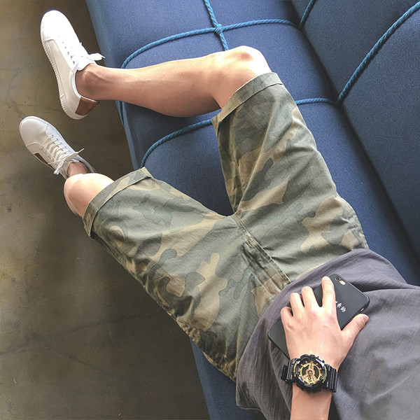 Pantaloni scurți stilați de camuflaj pentru bărbați
