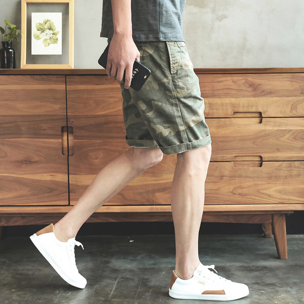 Pantaloni scurți stilați de camuflaj pentru bărbați