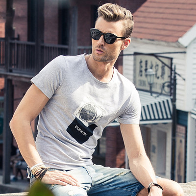 Μοντέρνο ανδρικό μπλουζάκι με εφαρμογή και κοντό μανίκι