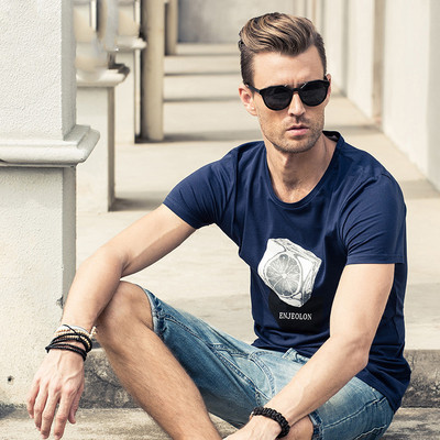 Μοντέρνο ανδρικό μπλουζάκι με εφαρμογή και κοντό μανίκι