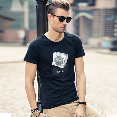 Μοντέρνο ανδρικό μπλουζάκι με εφαρμογή και κοντό μανίκι