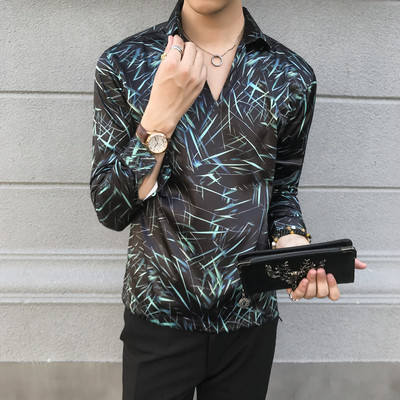 Μοντέρνο ανδρικό πουκάμισο με ντεκολτέ σε σχήμα V με μακριά μανίκια