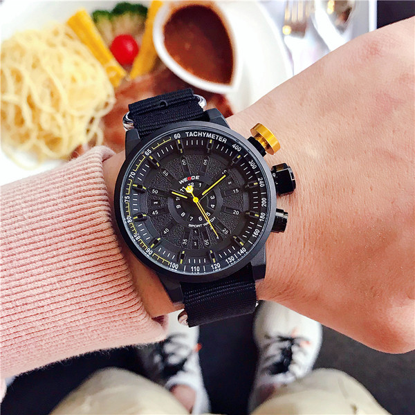 Μοντέρνο ανδρικό ρολόι με λουράκι