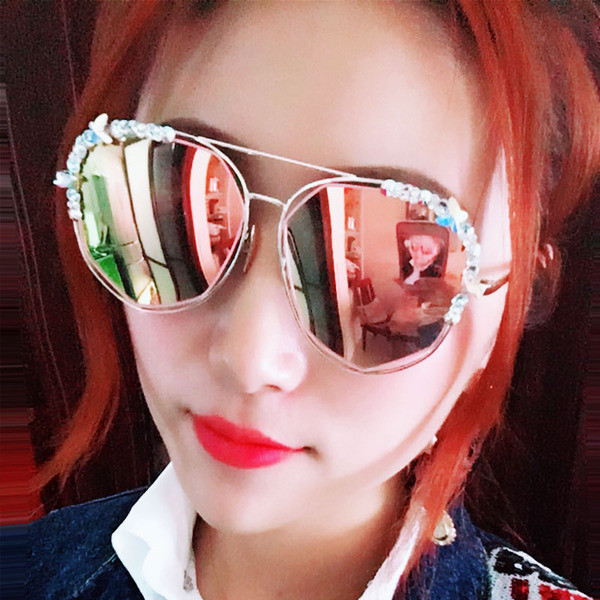 Γυναικεία γυαλιά ηλίου με ενδιαφέροντα στοιχεία