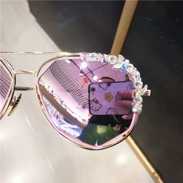 Γυναικεία γυαλιά ηλίου με ενδιαφέροντα στοιχεία