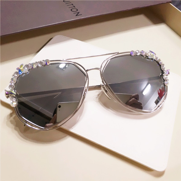 Γυναικεία γυαλιά ηλίου με ενδιαφέροντα στοιχεία