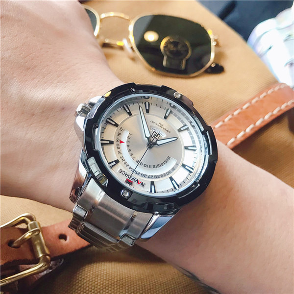 Ceas clasic pentru bărbați cu lanț metalic