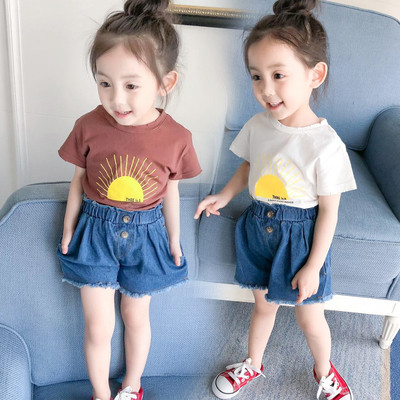 Детски летен комплект за момичета включващ тениска с къс ръкав и щампа и къси дънкови панталони