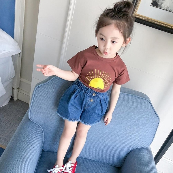 Детски летен комплект за момичета включващ тениска с къс ръкав и щампа и къси дънкови панталони