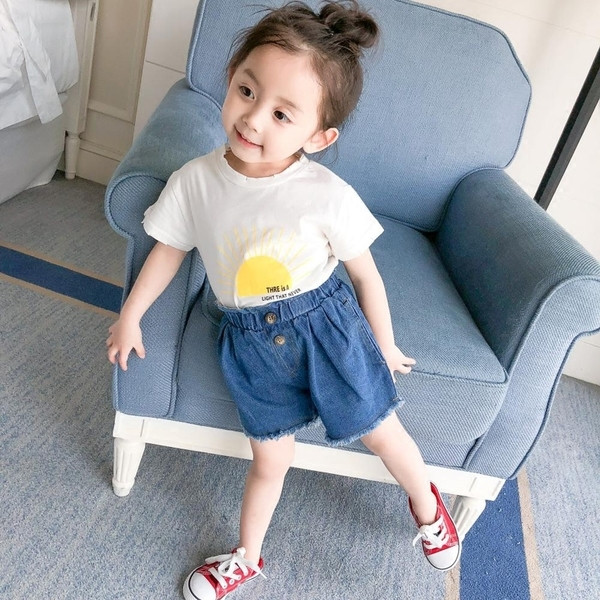 Детски летен комплект за момичета включващ тениска с къс ръкав и щампа и къси дънкови панталони