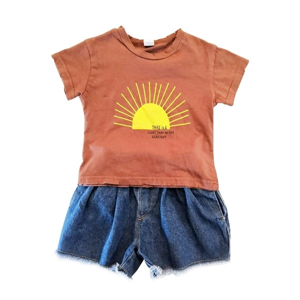 Детски летен комплект за момичета включващ тениска с къс ръкав и щампа и къси дънкови панталони