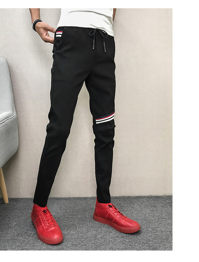 Casual αντρικά παντελόνια με έγχρωμες λωρίδες σε μαύρο και μπλε χρώμα