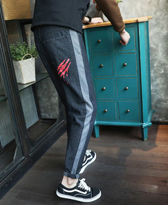 Παντελόνια ανδρικά με πολύχρωμη διακόσμηση σε σκούρο χρώμα