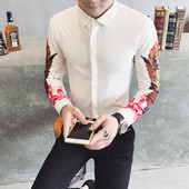 Cămașă modernă pentru bărbați cu aplicație colorată pe mâneci în alb