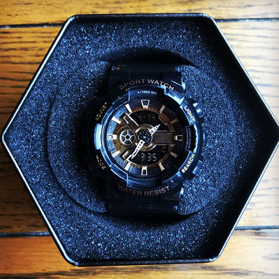 Ceas rezistent la apa in mai multe culori pentru barbati si femei