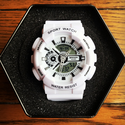 Ceas rezistent la apa in mai multe culori pentru barbati si femei