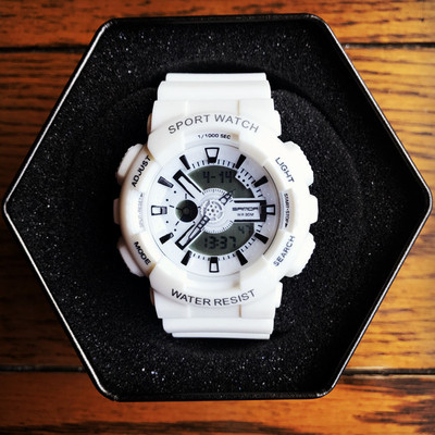 Ceas rezistent la apa in mai multe culori pentru barbati si femei