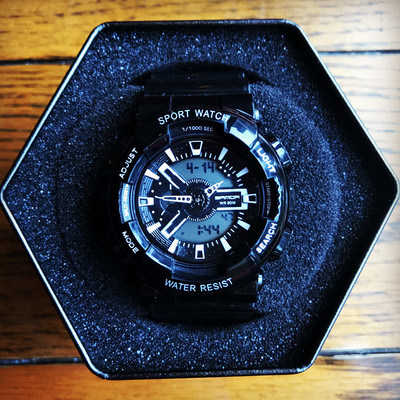 Ceas rezistent la apa in mai multe culori pentru barbati si femei