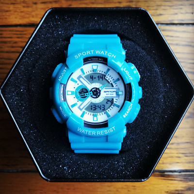 Ceas rezistent la apa in mai multe culori pentru barbati si femei